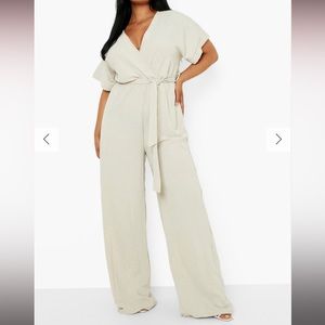 *NWT* boohoo belted wide leg jumpsuit